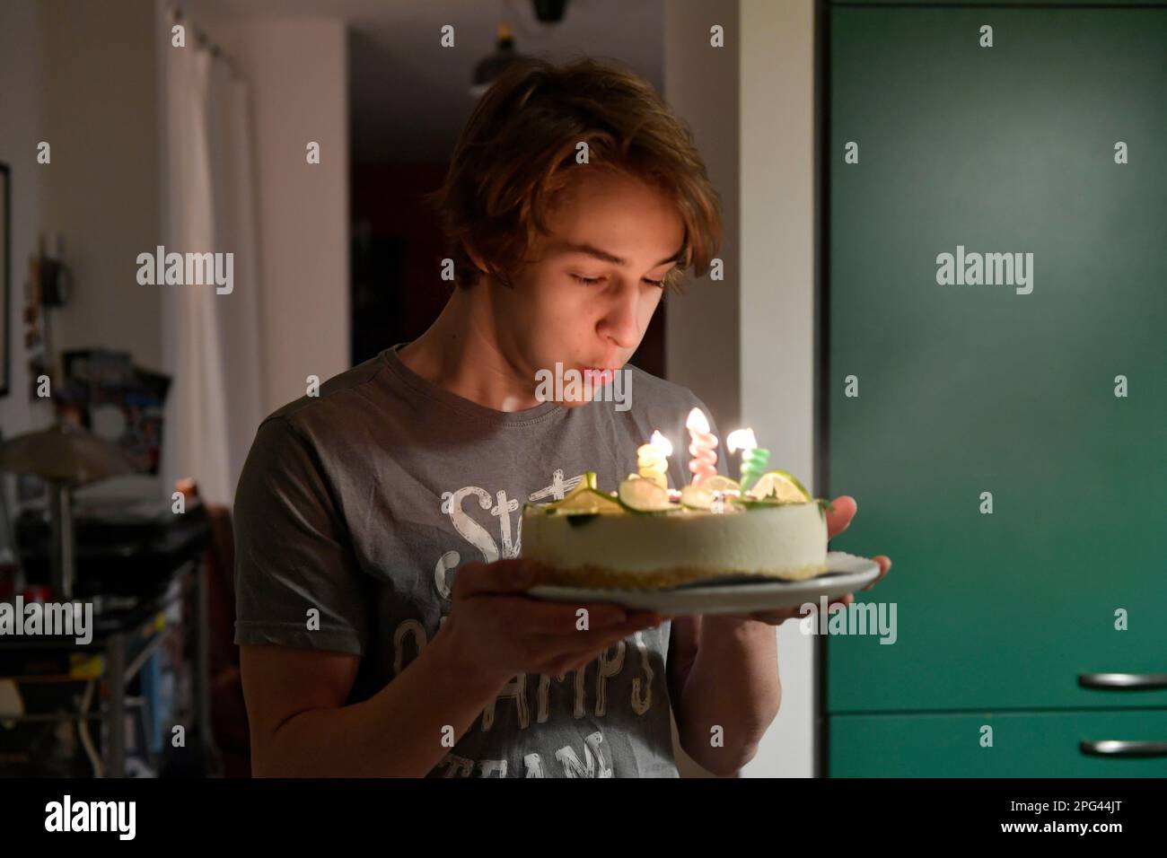 adolescente di diciassette anni con torta di compleanno candele a casa Foto Stock