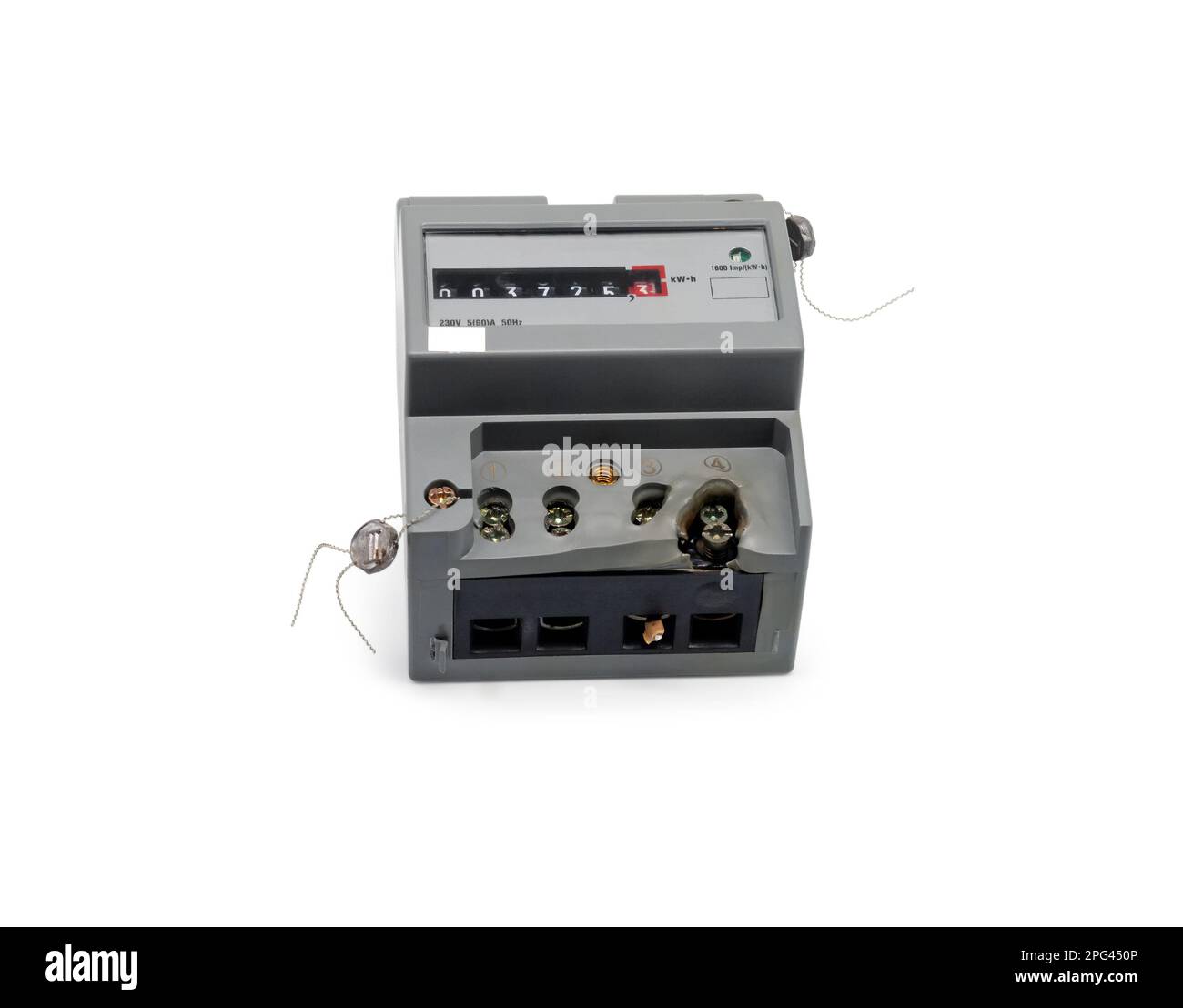 Contatore elettrico danneggiato. Terminale fuso. Primo piano. Isolato su sfondo bianco. Foto Stock