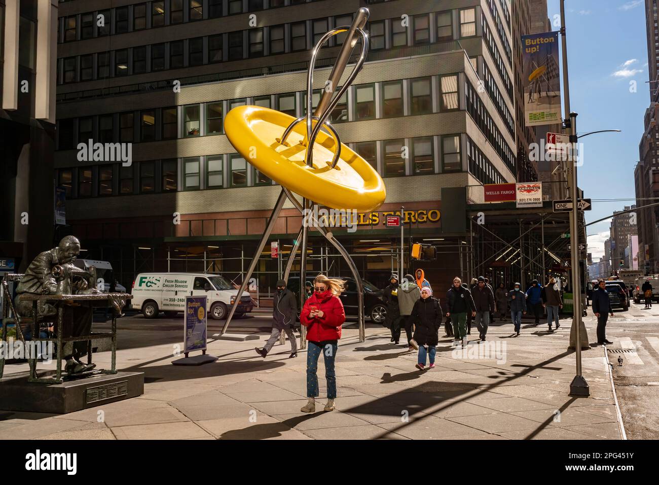 Il recentemente rinnovato e svelato ÒBig Button nel quartiere della vestiario di New York Mercoledì, 8 marzo 2023. L'ex Big Button con un chiosco informativo di accompagnamento fu costruito nel 1996 e aveva superato la sua utilità, ma la scultura Big Button era molto popolare. La nuova scultura è fatta di nuovi materiali, ha una migliore visuale e il colore giallo brillante buttonÕs è il colore dei taxi di New York. (© Richard B. Levine) Foto Stock