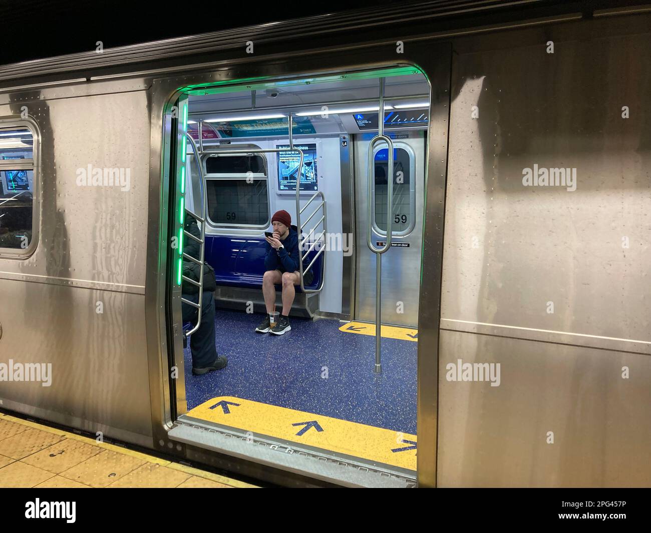 I viaggiatori che viaggiano sul Treno A della metropolitana di New York potranno usufruire del nuovissimo e innovativo treno della metropolitana R211, domenica 12 marzo 2023. (© Frances M. Roberts) Foto Stock
