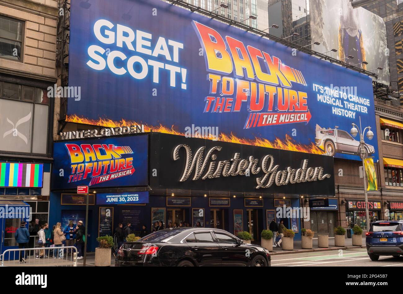 Un cartellone e il padiglione del Winter Garden Theatre, visto domenica 12 marzo 2023, promuove il musical “ritorno al futuro”. L'apertura del musical è prevista per il 30 giugno 2023 (© Richard B. Levine) Foto Stock