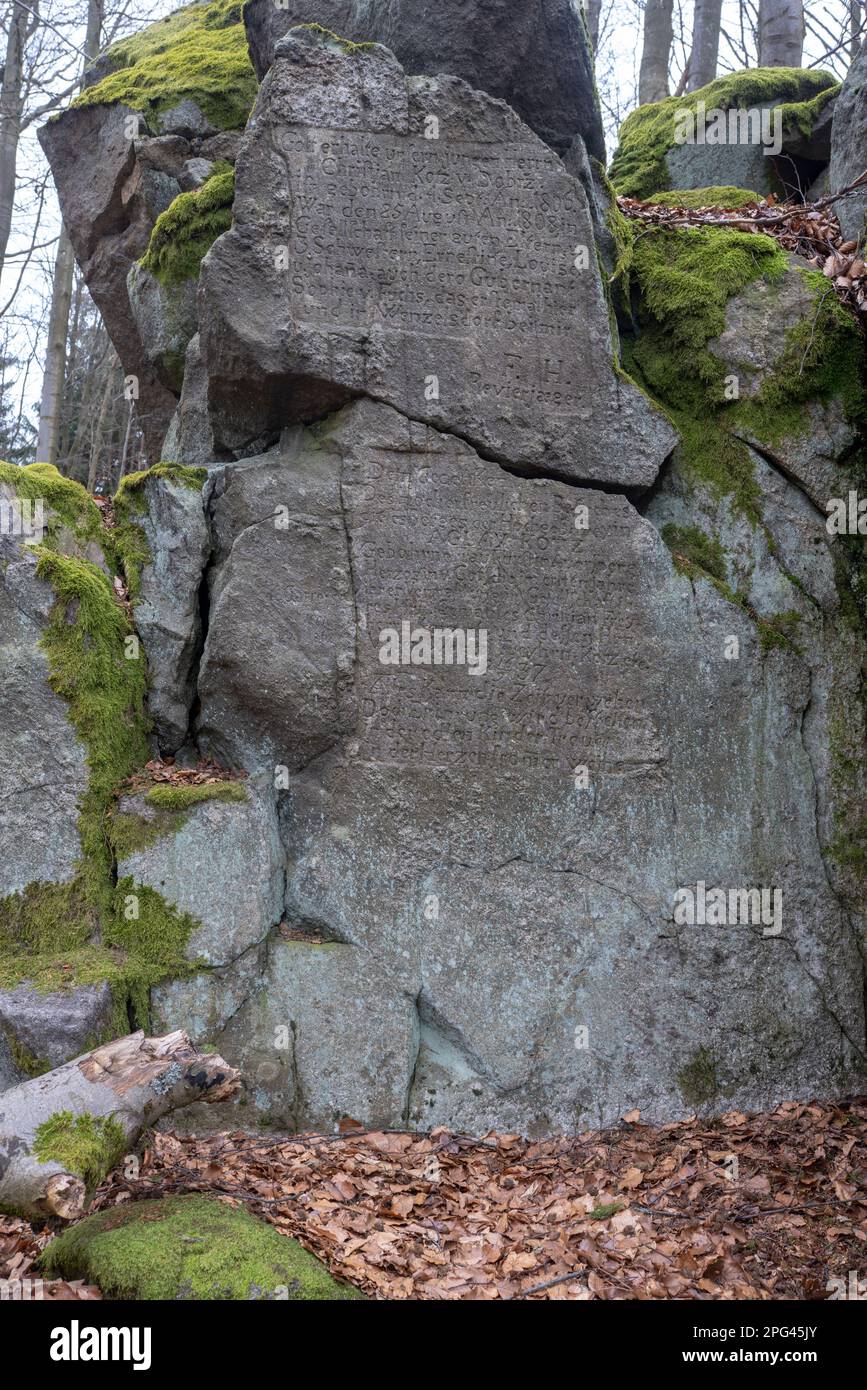 'Kocovy kameny' ('pietre di Kotz'), formazione rocciosa su Velký Zvon (Plattenberg) con incisioni sulle visite turistiche della nobile famiglia locale nel 19th c.. Foto Stock