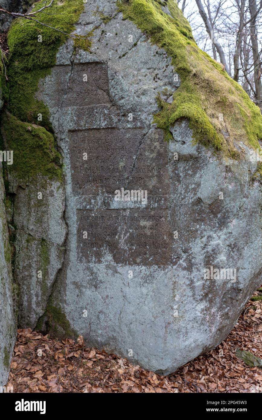 'Kocovy kameny' ('pietre di Kotz'), formazione rocciosa su Velký Zvon (Plattenberg) con incisioni sulle visite turistiche della nobile famiglia locale nel 19th c.. Foto Stock