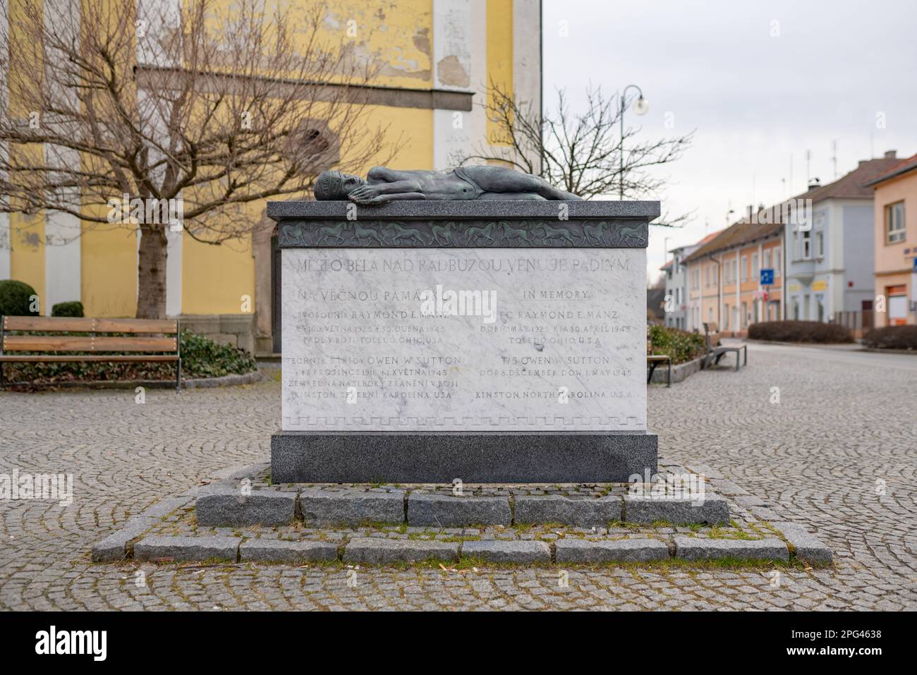 Monumento a due soldati americani caduti dal 42nd Riconoscimento Cavalleria Squadron, ucciso durante la liberazione della Cecoslovacchia, in Bela nad Radbuzou. Foto Stock