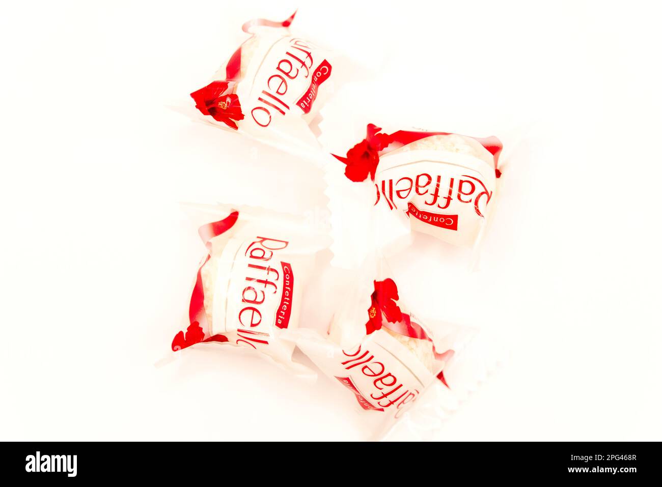 Lublino, Polonia. 08 febbraio 2023. Famose caramelle al cocco Rafaello su sfondo rosa pallido Foto Stock