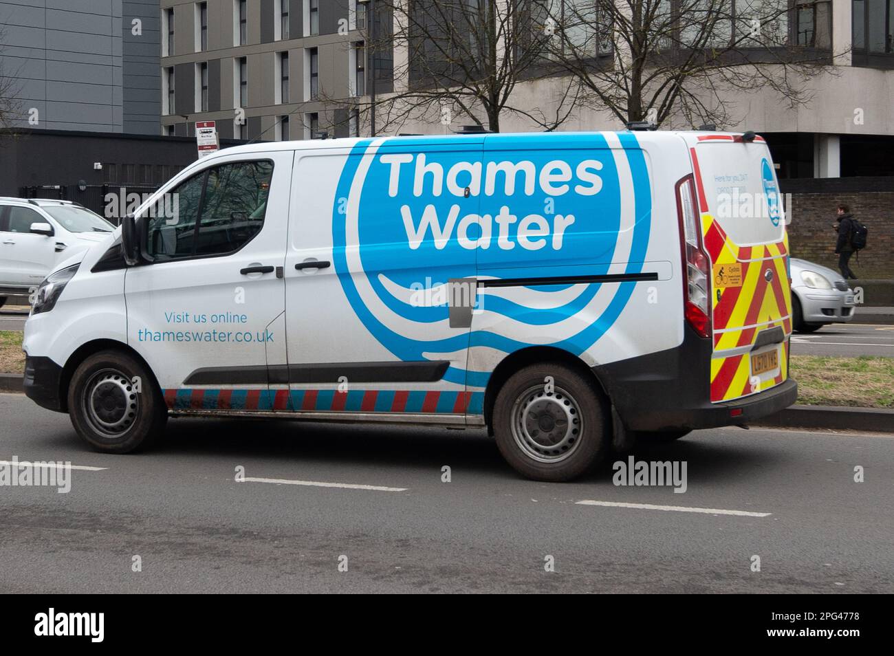 Slough, Berkshire, Regno Unito. 20th marzo, 2023. Un furgone ad acqua del Tamigi a Slough oggi. Il guardiano delle acque del Regno Unito, Ofwat, ha annunciato di voler ottenere nuovi poteri per impedire alle società del settore idrico di effettuare pagamenti agli azionisti quando non riescono a raggiungere i loro obiettivi ambientali e di performance dei clienti. In un rapporto pubblicato da Ofwat lo scorso dicembre, hanno scoperto che le scarse prestazioni erano “la norma” in molte compagnie idriche, tra cui il Tamigi Water. Credit: Maureen McLean/Alamy Live News Foto Stock