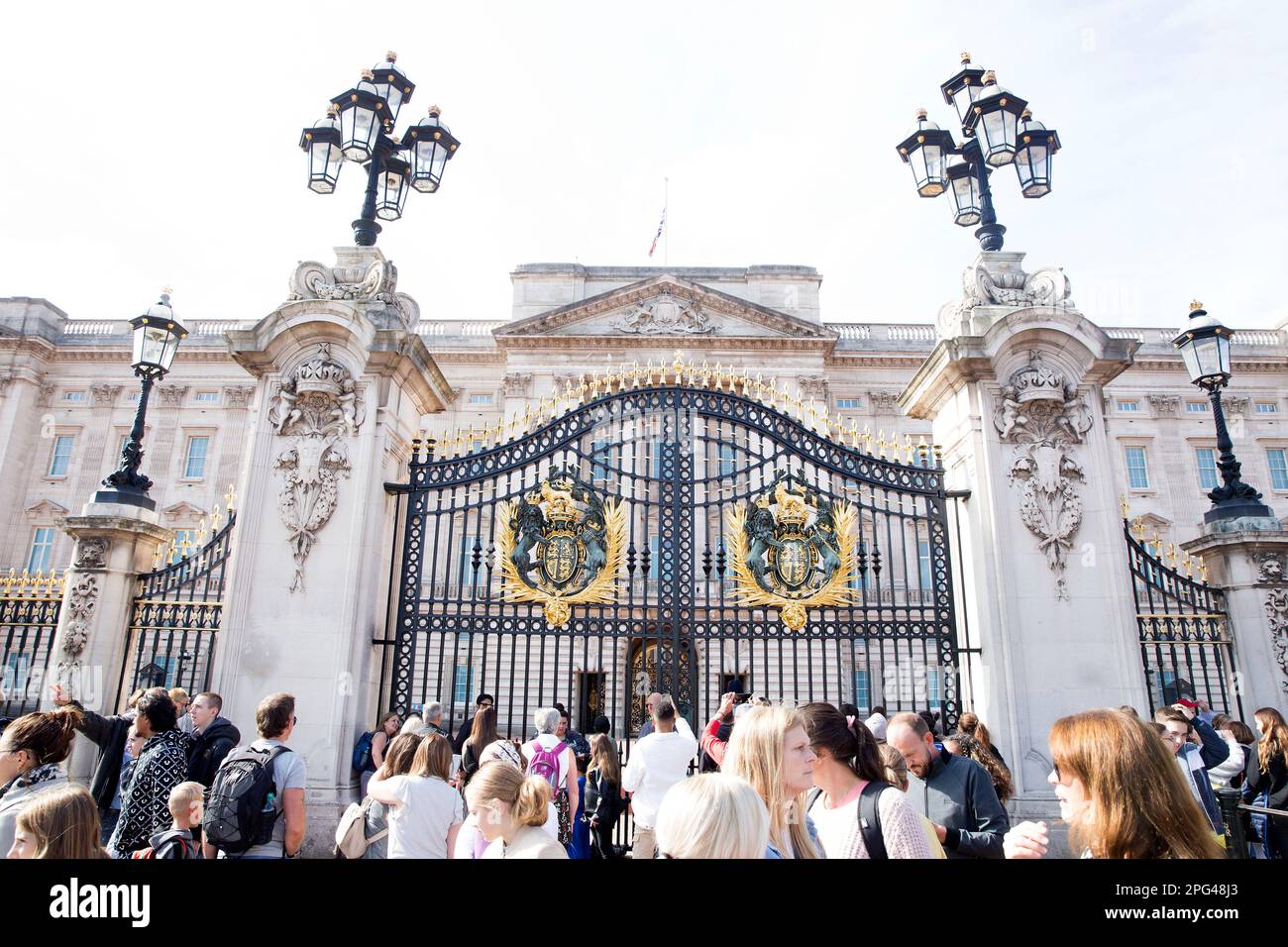 La gente cammina intorno a Buckingham Palace a Londra il primo sabato dopo il funerale di stato della regina Elisabetta II Foto Stock