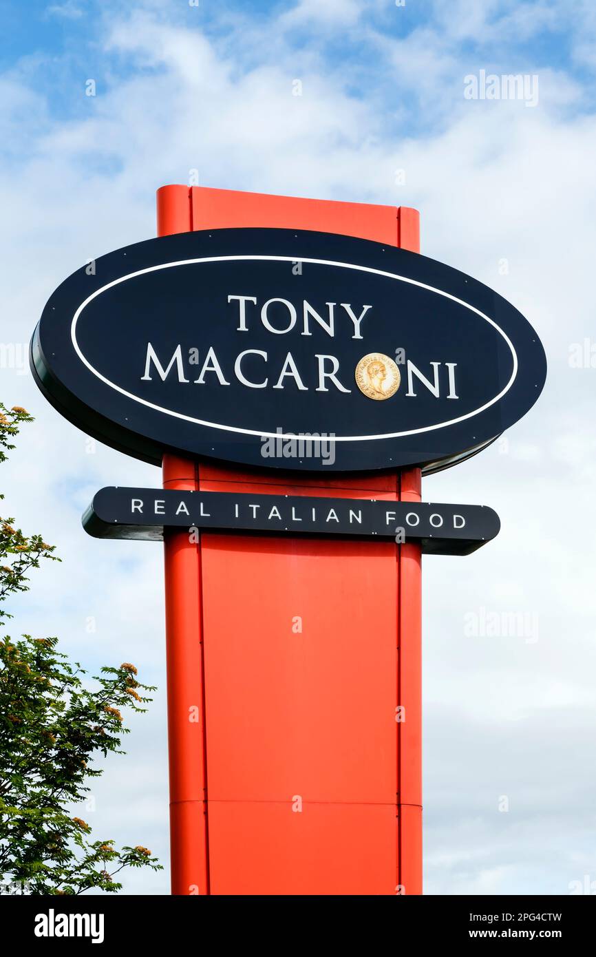 Cartello della catena di ristoranti Tony Macaroni, Irvine, Scozia, Regno Unito, Europa Foto Stock