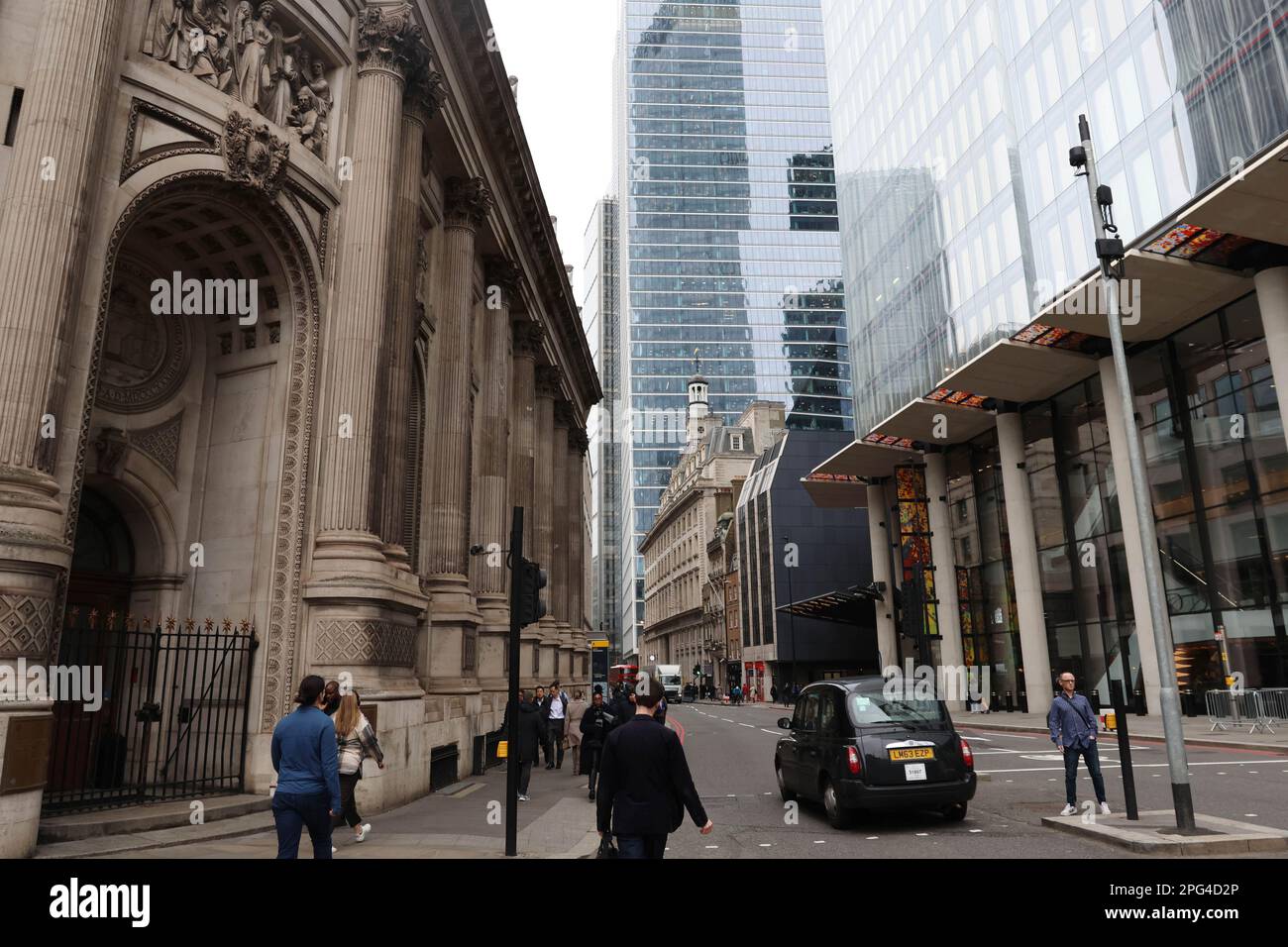 Londra, Regno Unito. 20th Mar, 2023. I membri del pubblico camminano per la città di Londra il giorno successivo all'acquisto da parte di Swiss Bank UBS di Swiss Bank Credit Suisse lunedì 20 marzo 2023. Il gruppo bancario Credit Suisse è stato acquistato ieri sera dalla banca svizzera UBS per 3,25 miliardi di dollari. La mossa di UBS, speriamo, calmerà i mercati finanziari globali, ma probabilmente spazzerà via gli azionisti del Credit Suisse. Foto di Hugo Philpott/UPI Credit: UPI/Alamy Live News Foto Stock