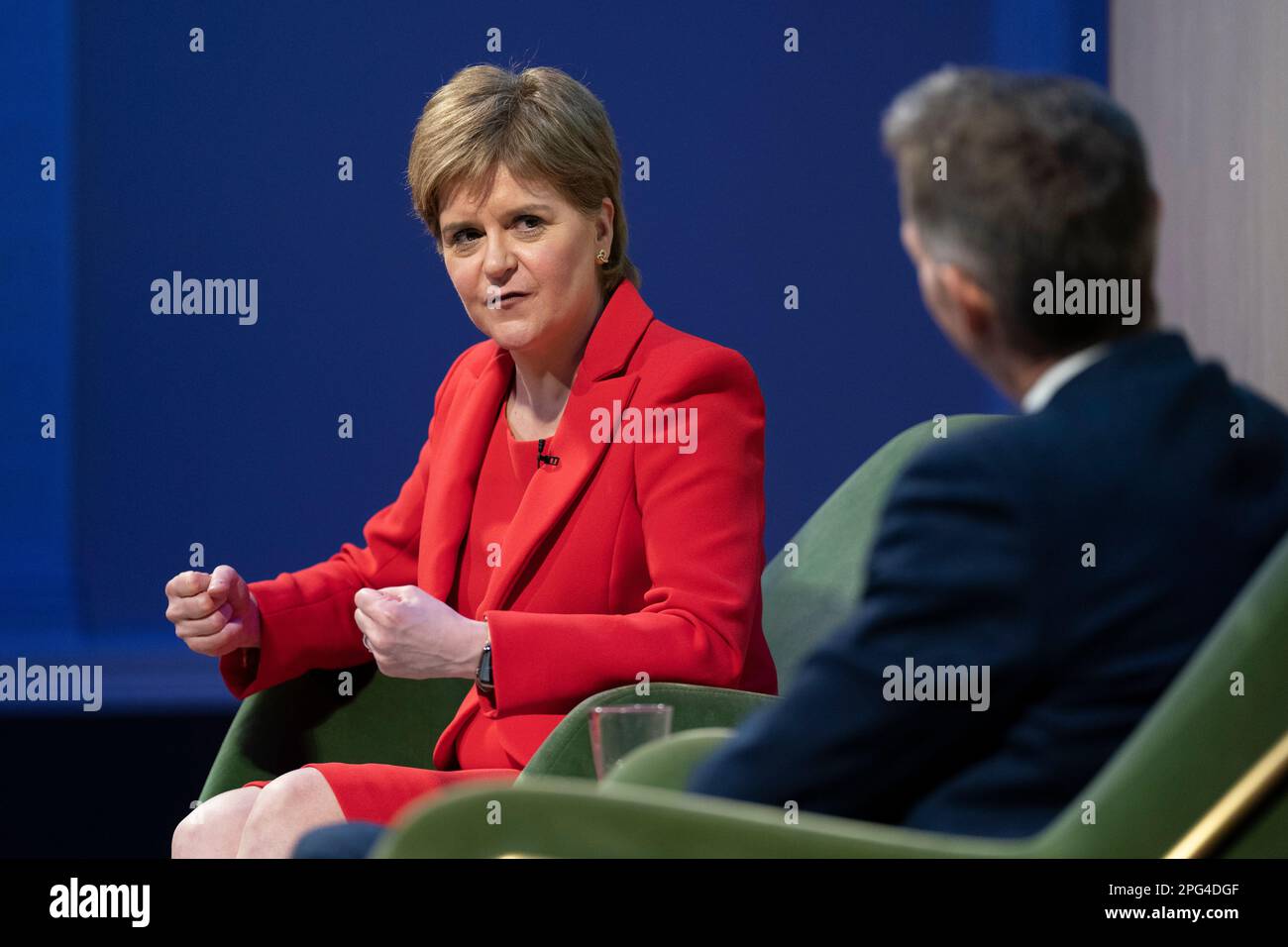 Il primo Ministro Nicola Sturgeon risponde alle domande poste dalla parola dopo aver tenuto un discorso alla RSA Fellowship nel suo ultimo evento pubblico come primo Ministro scozzese, alla RSA House, nel centro di Londra, riflettendo sul suo tempo in carica e sulle lezioni di leadership apprese attraverso un'era di sfide e cambiamenti senza precedenti. Data immagine: Lunedì 20 marzo 2023. Foto Stock