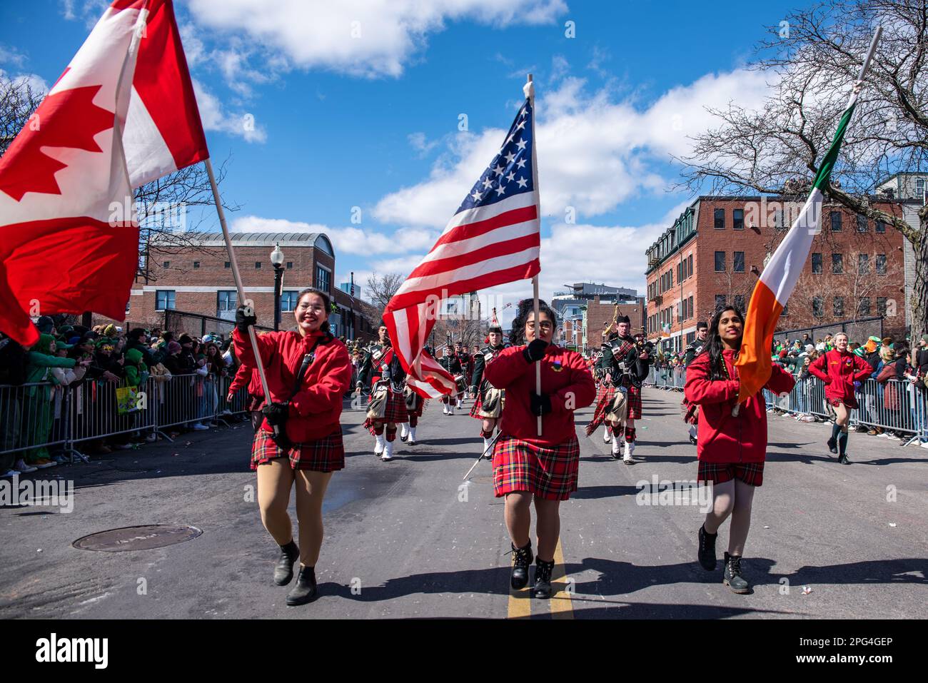 La Queens University si trova al 2023 di South Boston St Patrick's Day e la Parata del giorno dell'evacuazione Foto Stock