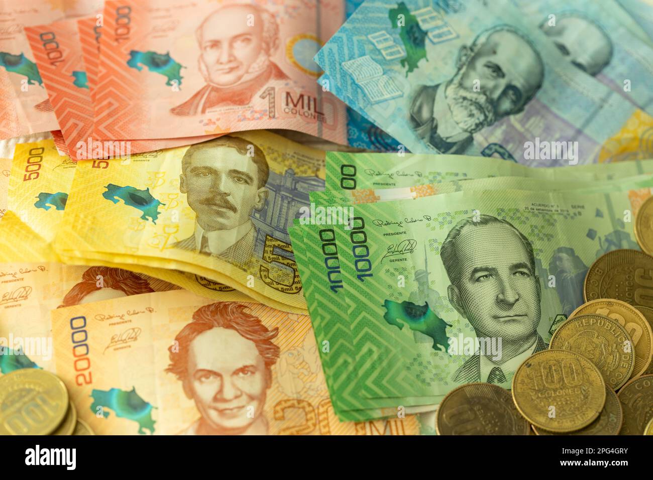 Denaro del Costa Rica, un sacco di banconote e monete, tutti i valori, moneta del Costa Rica due punti, business Financial background, primo piano Foto Stock