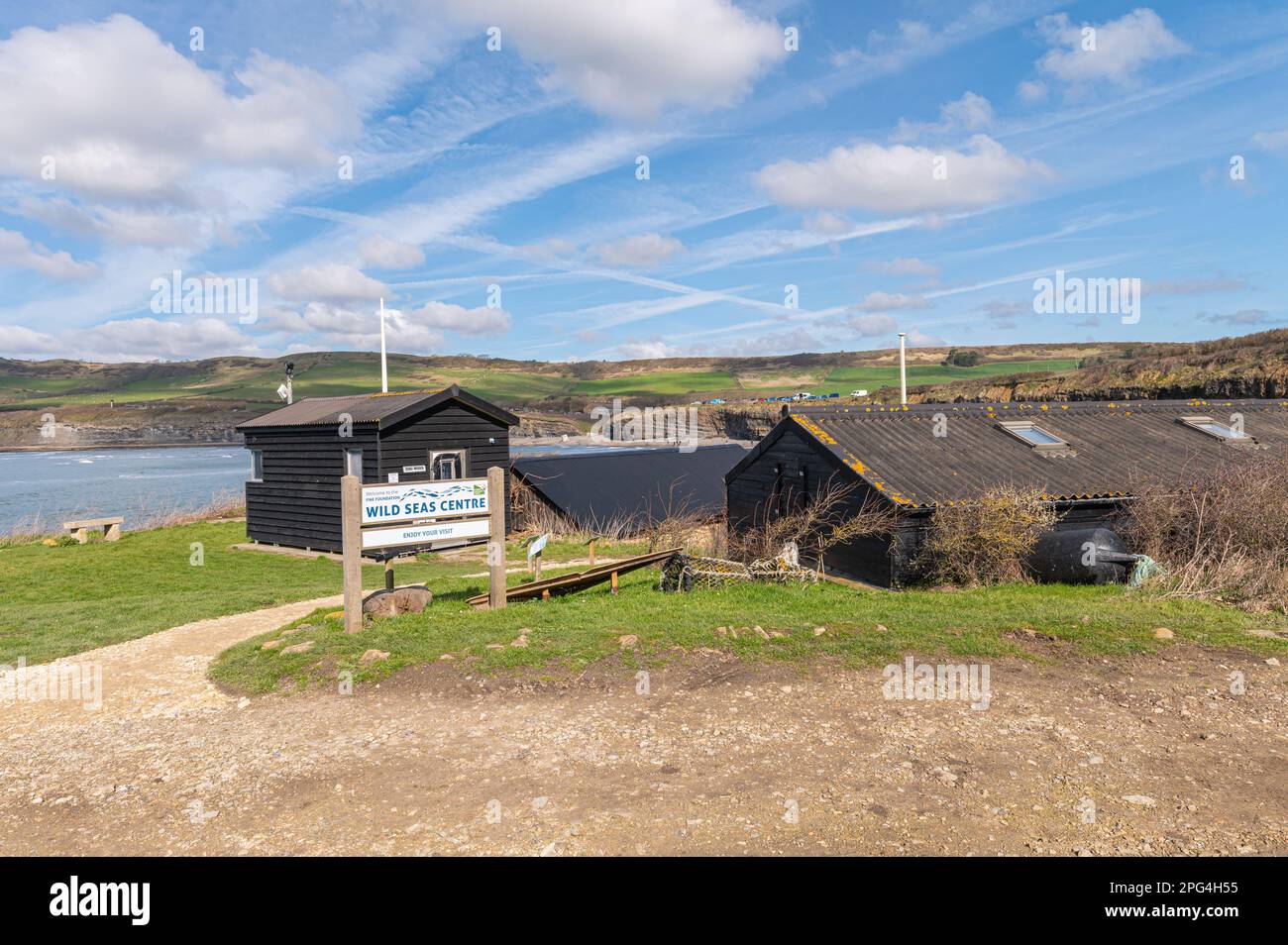 Kimmeridge Bay Wild Seas centro visitatori con jurassic costa e campi agricoli. Kimmeridge, Isola di Purbeck, Dorset, Foto Stock