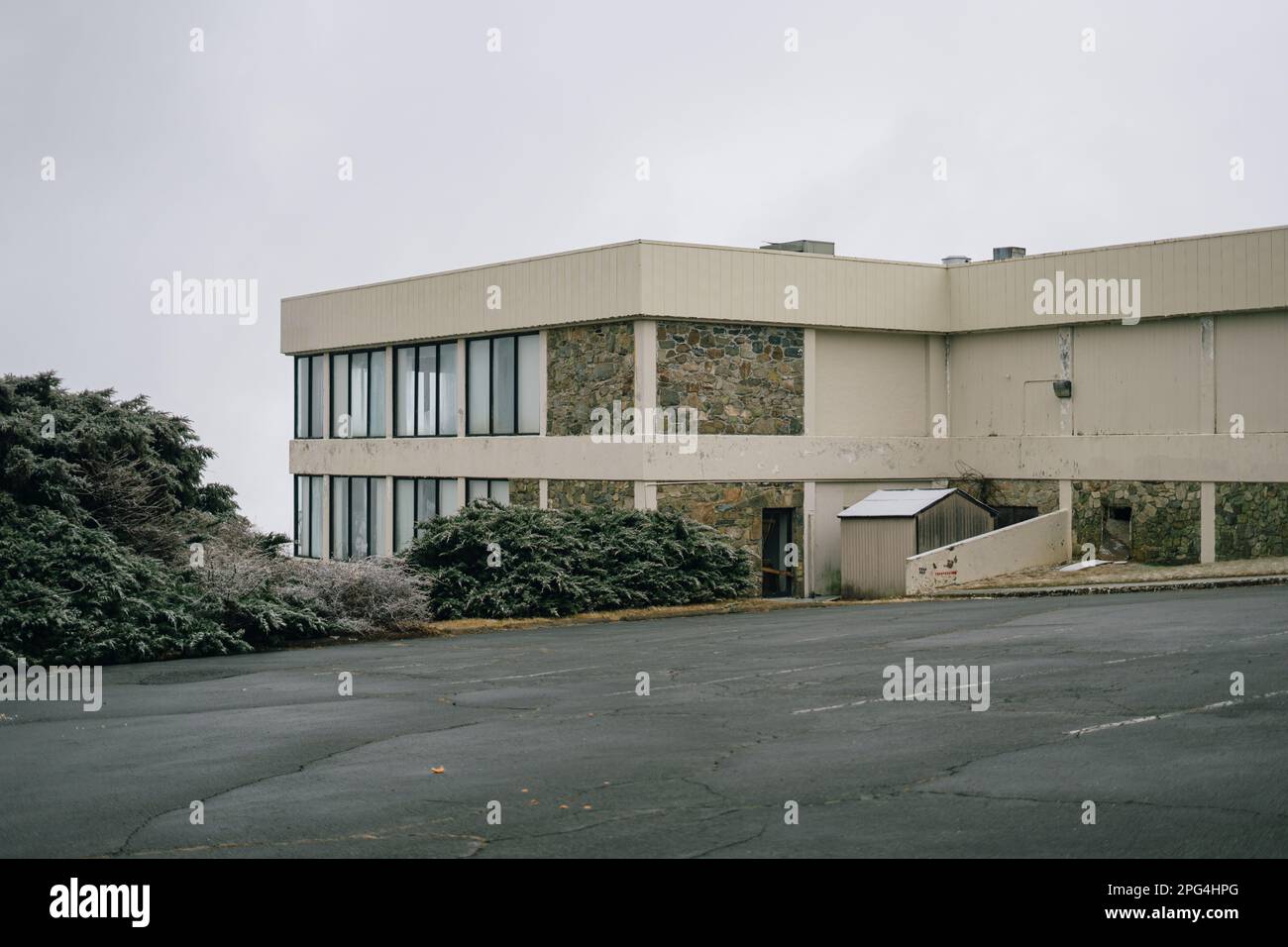 Un motel abbandonato in una giornata invernale, Afton, Virginia Foto Stock