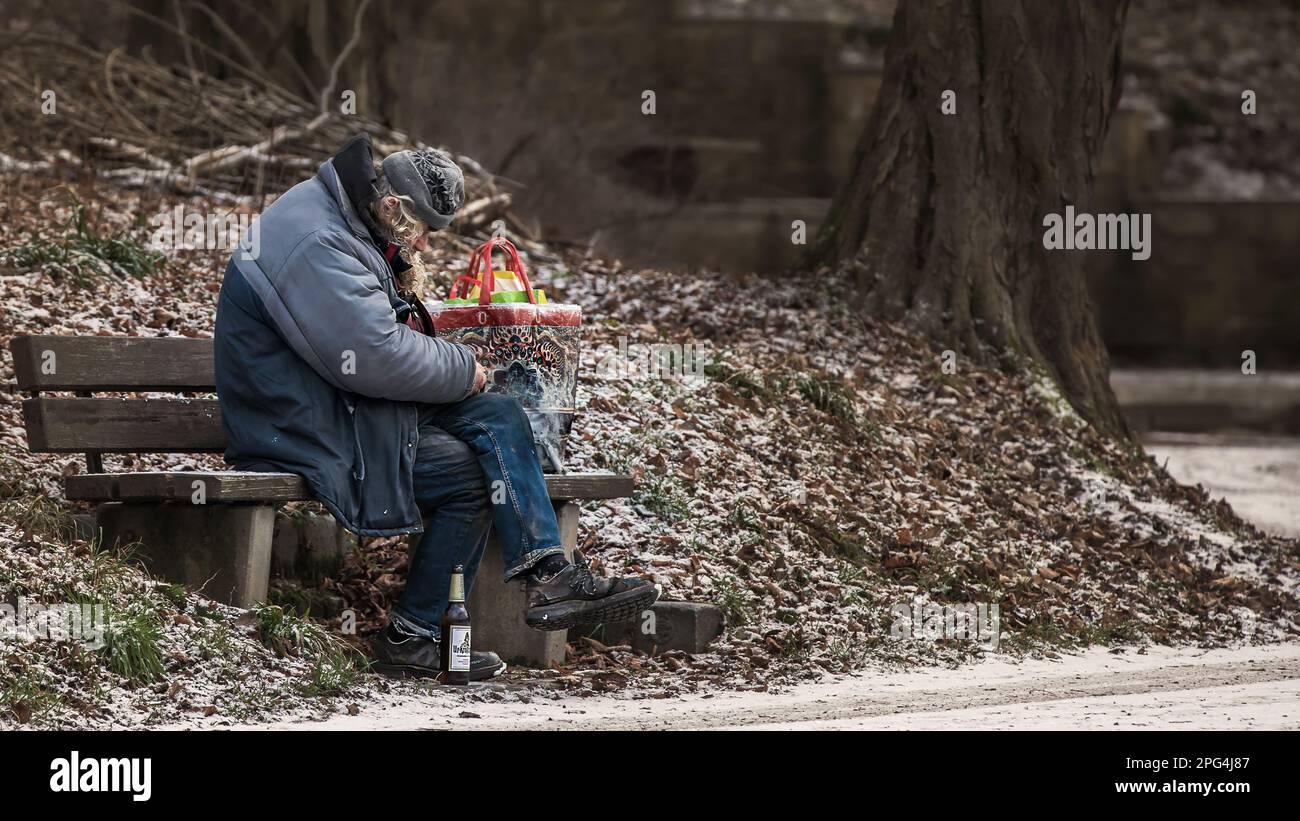 Obdachloser auf einer Bank Apolda Ringpromenade Foto Stock