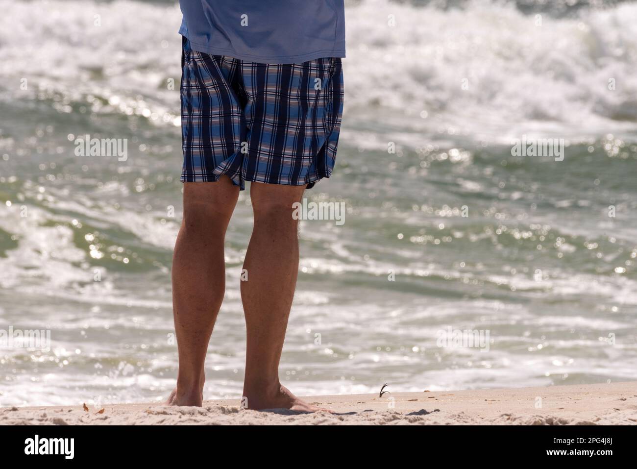 Un uomo si trova sul bordo dell'acqua a Perdido Key Beach in Florida il 16 marzo 2023. Foto Stock