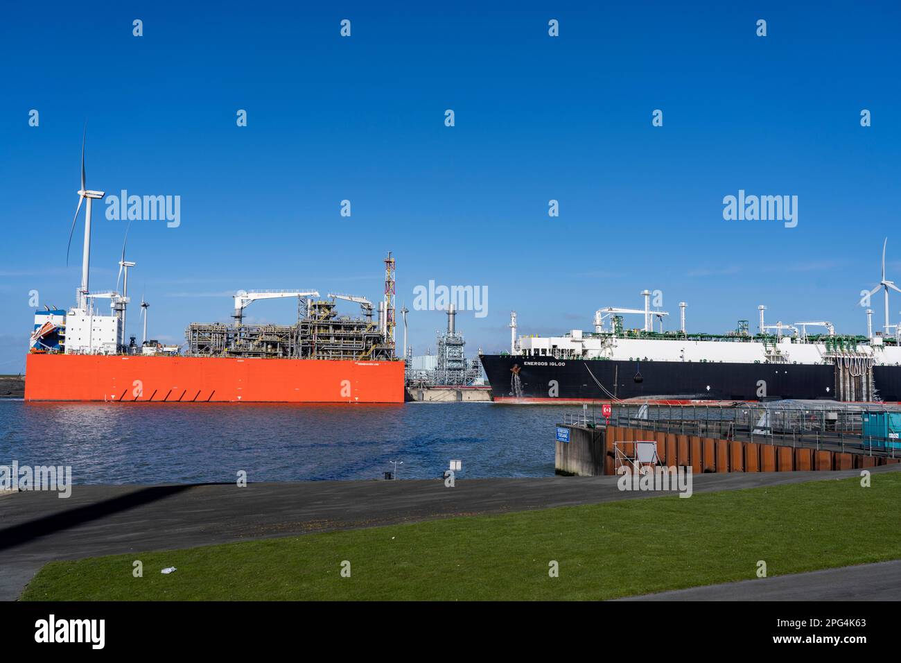 EemsEnergyTerminal, terminale galleggiante di GNL nel porto marittimo di Eemshaven, le petroliere portano gas naturale liquefatto alle due navi di produzione, il GNL di Eemshaven Foto Stock