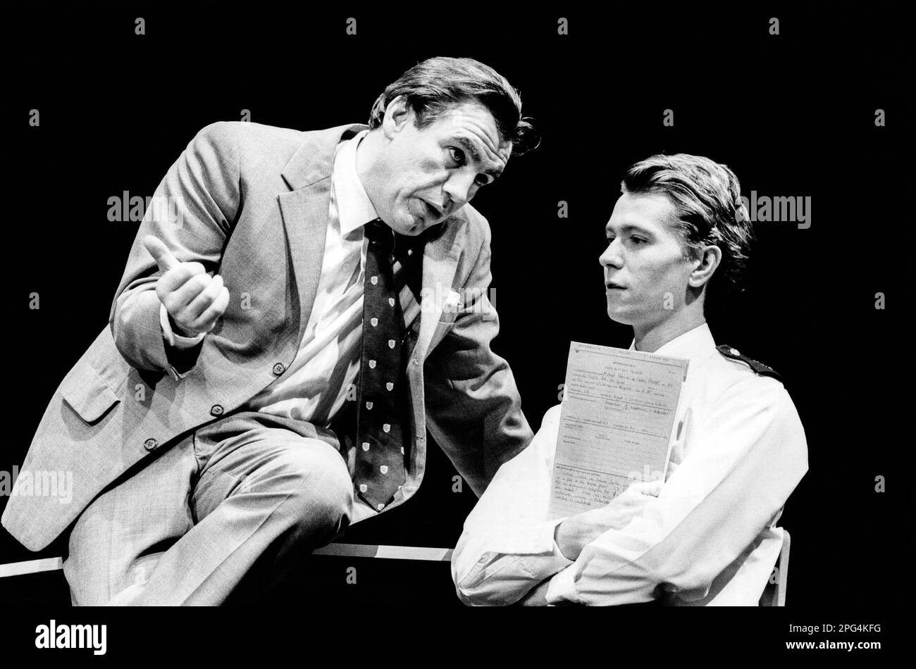 l-r: Brian Cox (Detective Inspector Nelson), Gary Oldman (Constable Naylor) in RAT NEL CRANIO di Ron Hutchinson al Royal Court Theatre, Londra SW1 31/08/1984 design: Peter Hartwell Lighting: Andy Phillips regista: Max Stafford-Clark Foto Stock