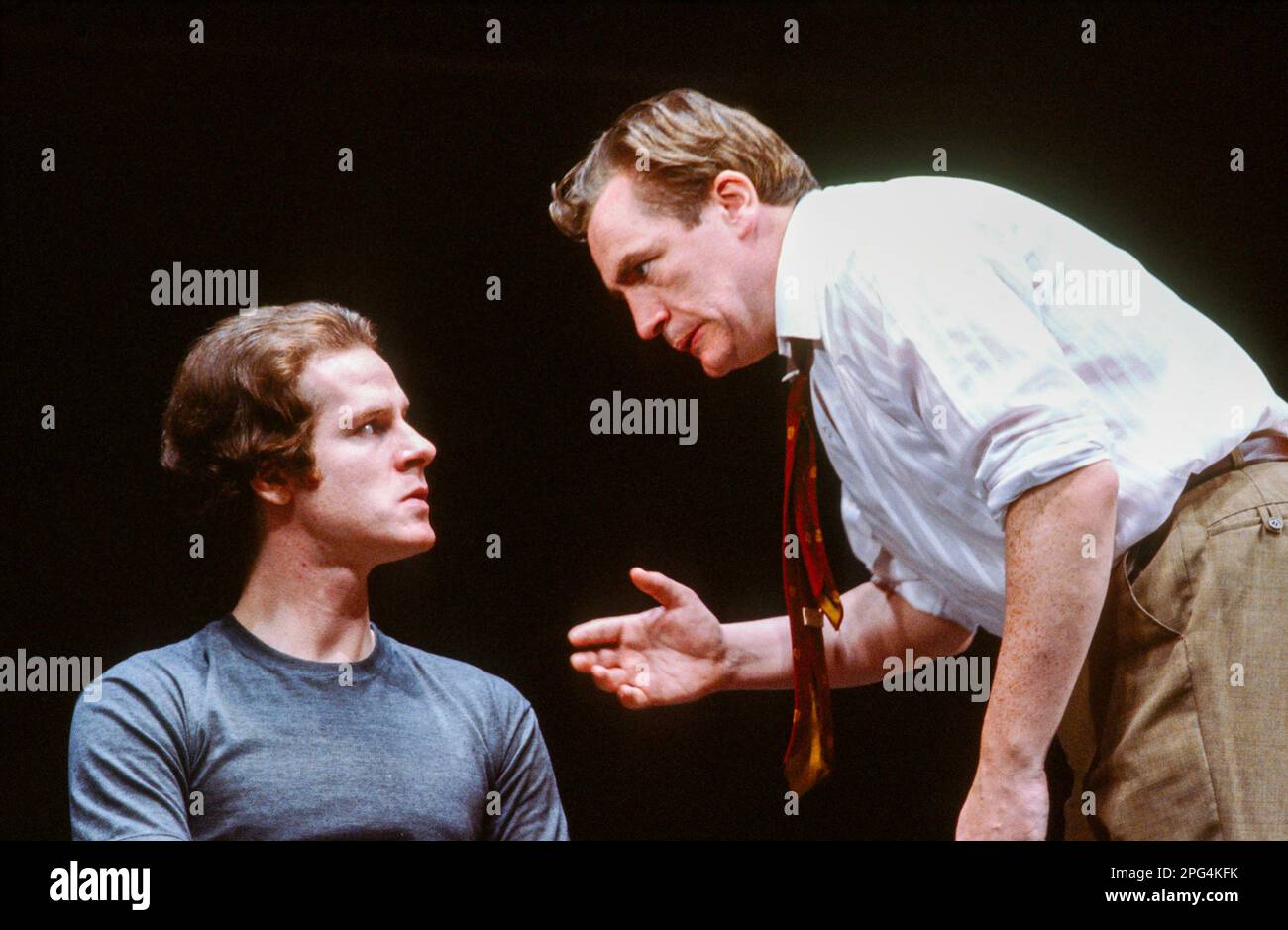 l-r: Colum Conveire (Roche), Brian Cox (Detective Inspector Nelson) in RAT NEL CRANIO di Ron Hutchinson al Royal Court Theatre, Londra SW1 31/08/1984 design: Peter Hartwell Lighting: Andy Phillips regista: Max Stafford-Clark Foto Stock