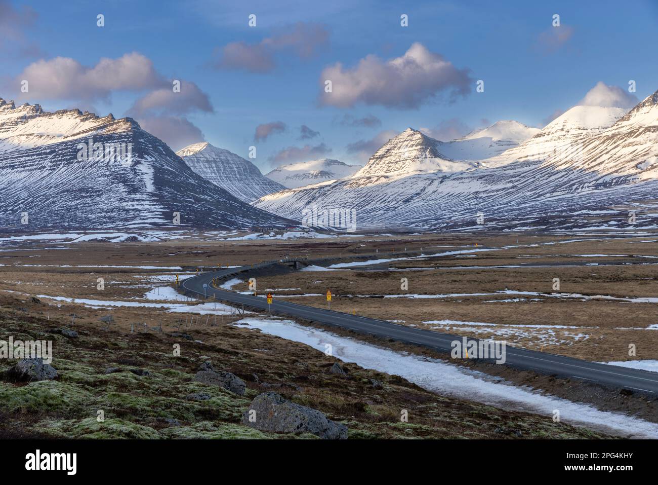 Autostrada fuori dal villaggio costiero di Faskrudsfjordur entrando nel tunnel di Fáskrúðsfjarðargöng, Eastfjords, Islanda Foto Stock