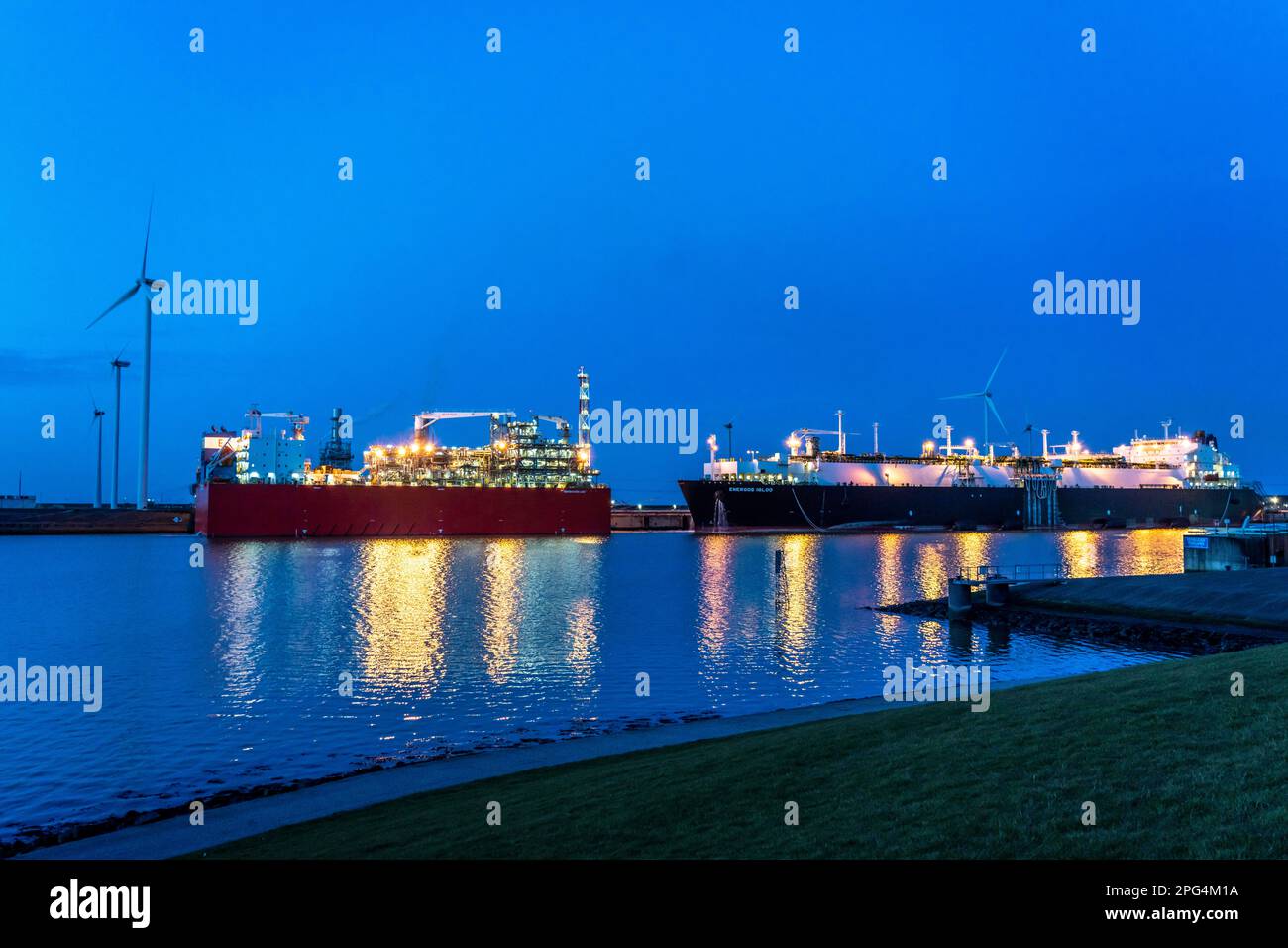 EemsEnergyTerminal, terminale galleggiante di GNL nel porto marittimo di Eemshaven, le petroliere portano gas naturale liquefatto alle due navi di produzione, il GNL di Eemshaven Foto Stock