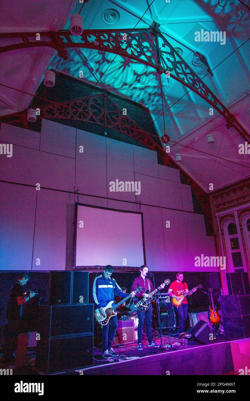 Gruppo di quattro chitarre sul palco al John Peel Centre Stowmarket Suffolk Foto Stock