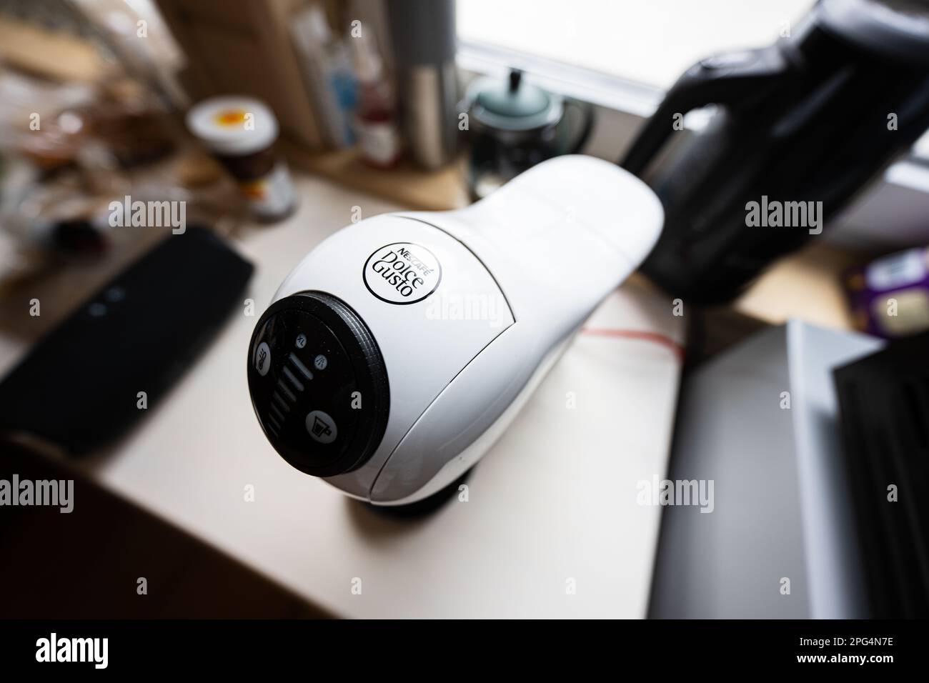 Ivano-Frankivsk, Ucraina - Marzo, 2023: Macchina da caffè Nescafe Dolce gusto Foto Stock