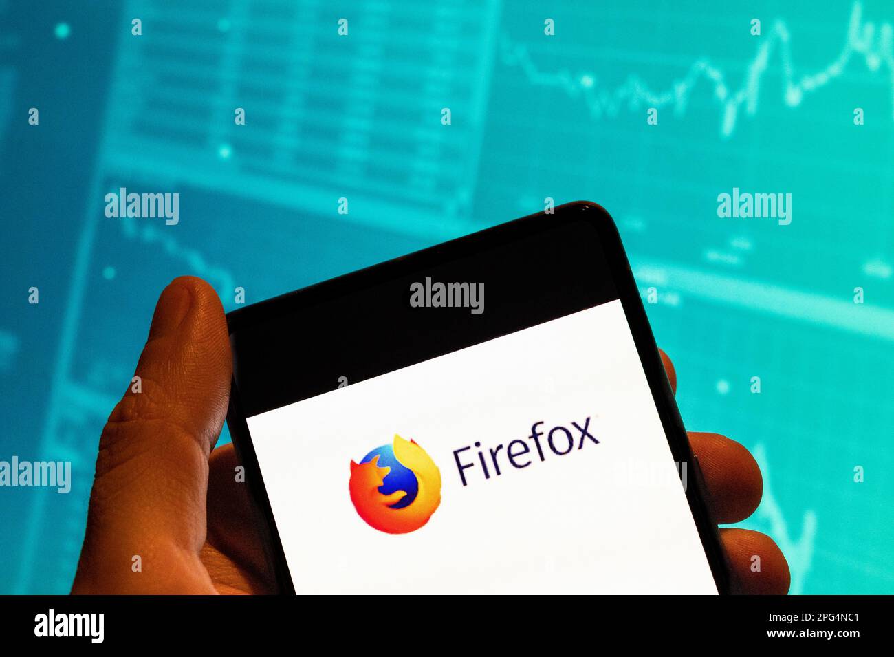 Cina. 19th Feb, 2023. In questa foto, il browser web open-source sviluppato da Mozilla Foundation, logo Firefox visto visualizzato su uno smartphone con un grafico di indice di borsa economica in background. Credit: SOPA Images Limited/Alamy Live News Foto Stock