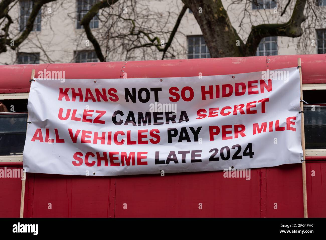 Protesta contro l'espansione della zona ULEZ a Londra, Regno Unito. Banner sul lato del Routemaster bus che rivendica piani di telecamere e uno schema pay per Mile Foto Stock
