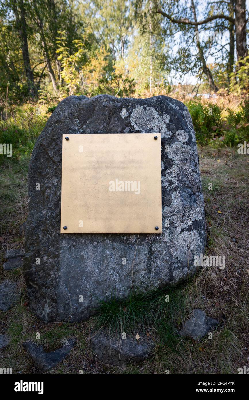 Piatto dorato vuoto su una roccia in natura. Mockup con superficie ruvida. Foto Stock