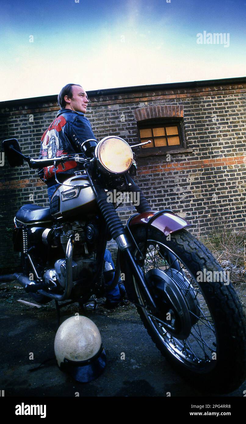 Attore Tim Woodward con la sua Triumph Bonneville classica moto Foto Stock
