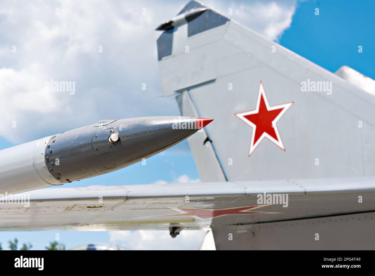 Coda e ala di un jet fighter militare sovietico Foto Stock