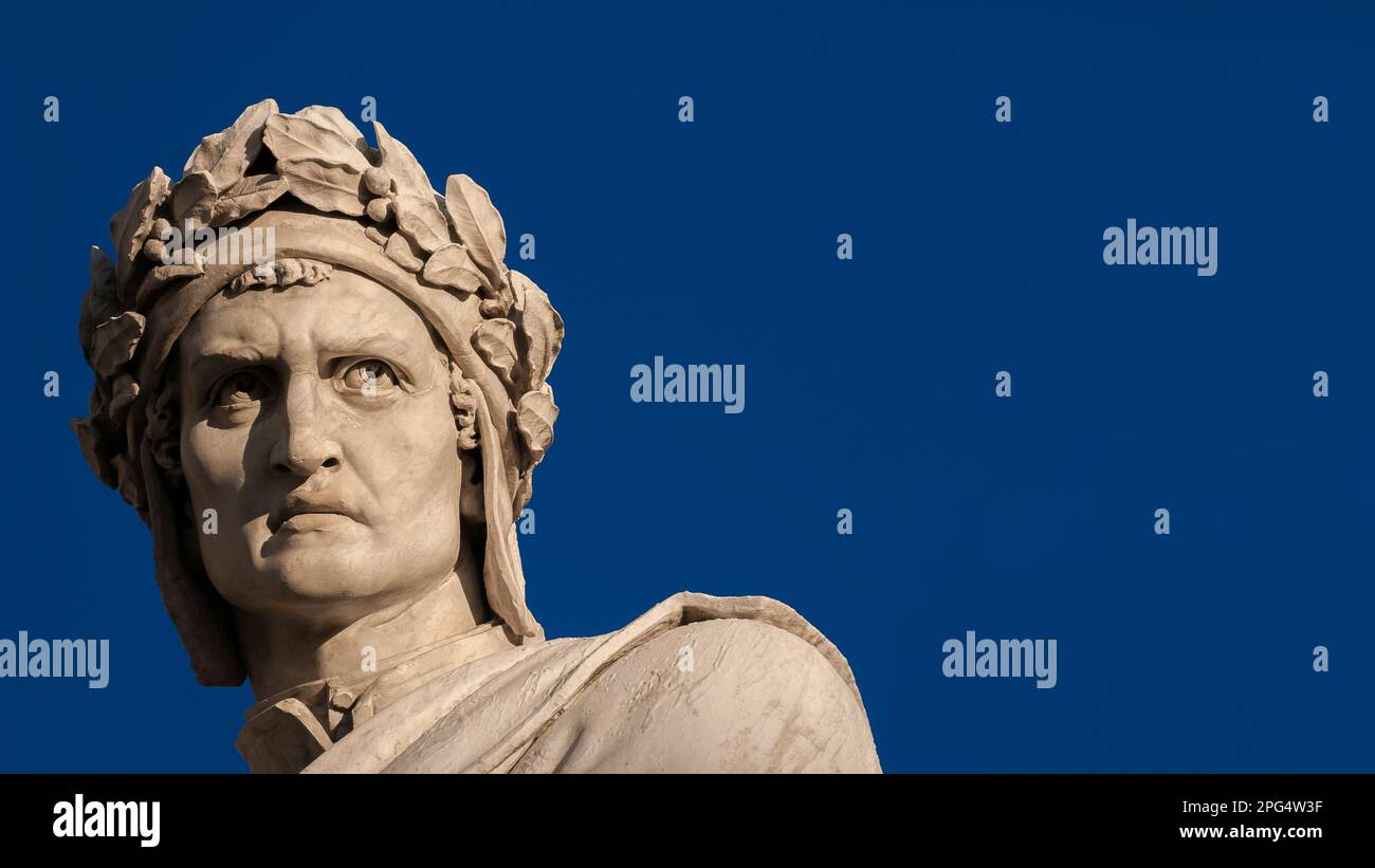 Dante Alighieri il più grande poeta italiano. Statua in marmo eretta nel centro storico di Firenze nel 1865 (con cielo blu e spazio copia) Foto Stock