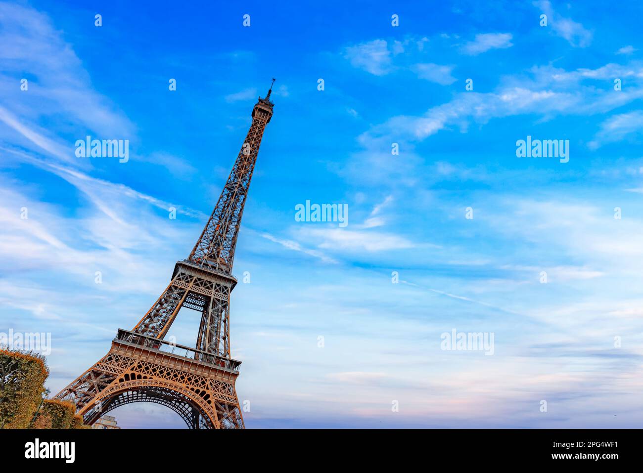 La Torre Eiffel di Parigi sullo sfondo di un bel cielo. Foto Stock