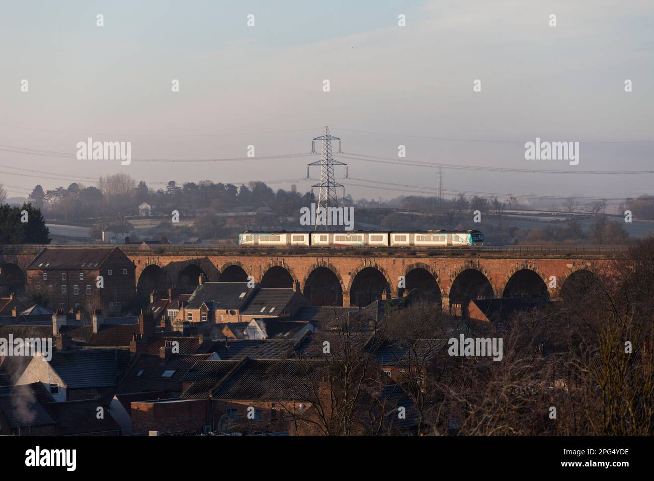 Primo Transpennine Express Siemens classe 185 treno 185105 attraversando il viadotto di Yarm arco di mattoni, contea Durham Foto Stock