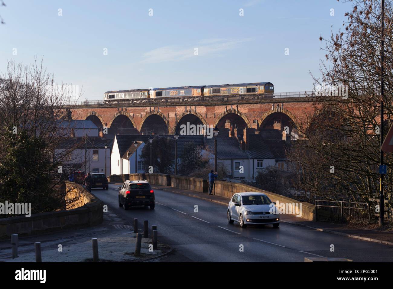 3 GB Railnight classe 66 locomotive diesel 66703 + 66748 + 66793 che attraversano il viadotto ad arco di mattoni a motore leggero Yarm running Foto Stock