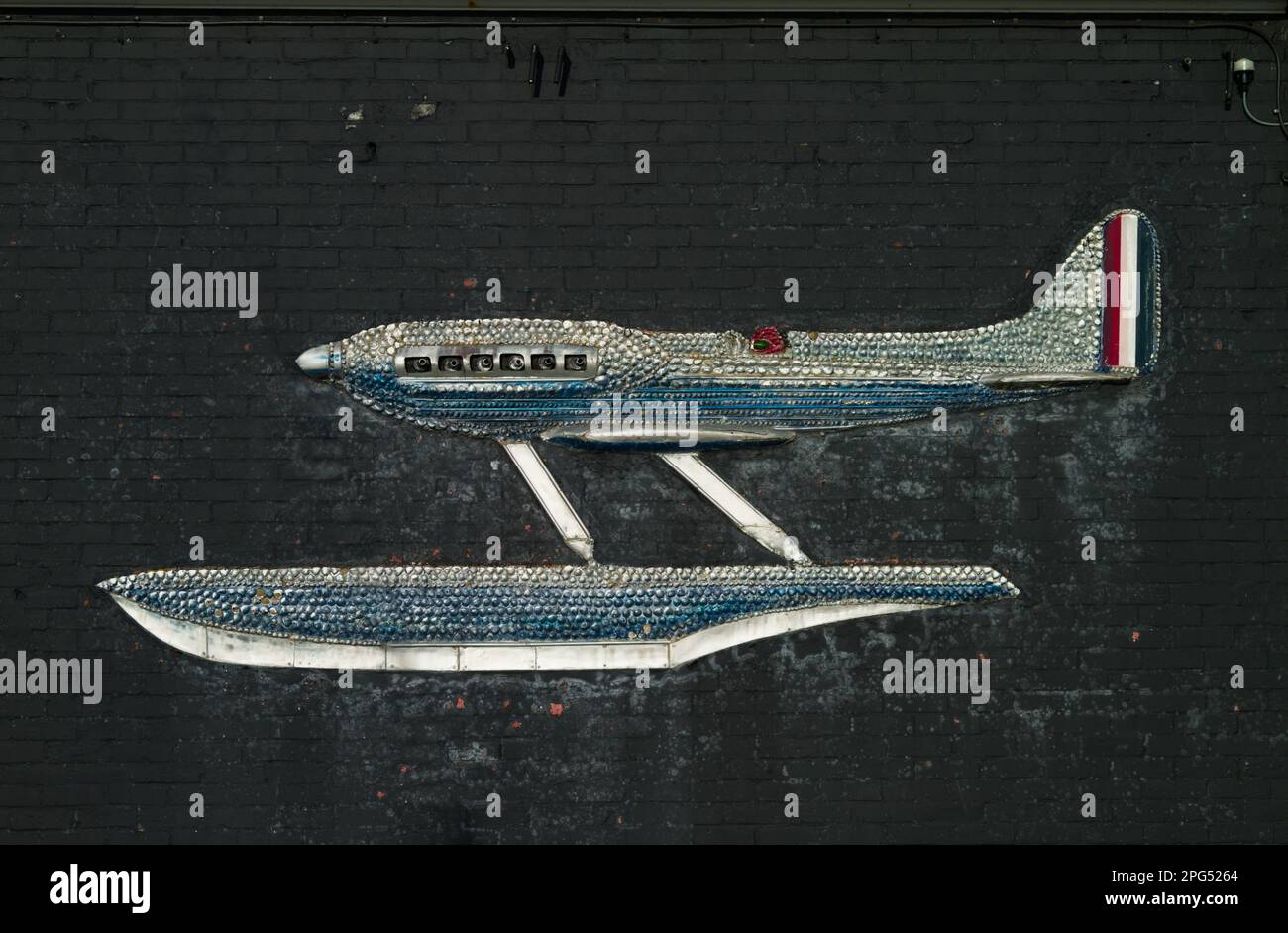 Scultura Bas-Relief realizzata con conchiglie di Un Supermarine S.6B per commemorare il Trofeo Schneider di Ken Leech, Calshot UK Foto Stock