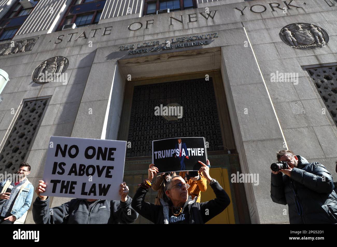 New York, Stati Uniti, 20 marzo 2023. Membri dei media al di fuori dell'ufficio del procuratore distrettuale di New York a New York, USA, lunedì 20 marzo 2023. In un post sulla piattaforma Truth Social Media all'inizio di sabato mattina, l'ex presidente degli Stati Uniti Donald Trump ha detto che si aspetta di essere arrestato martedì come parte dell'indagine degli avvocati del Distretto di Manhattan sui pagamenti di denaro-rush a una star del cinema adulto. Credit: Brazil Photo Press/Alamy Live News Foto Stock