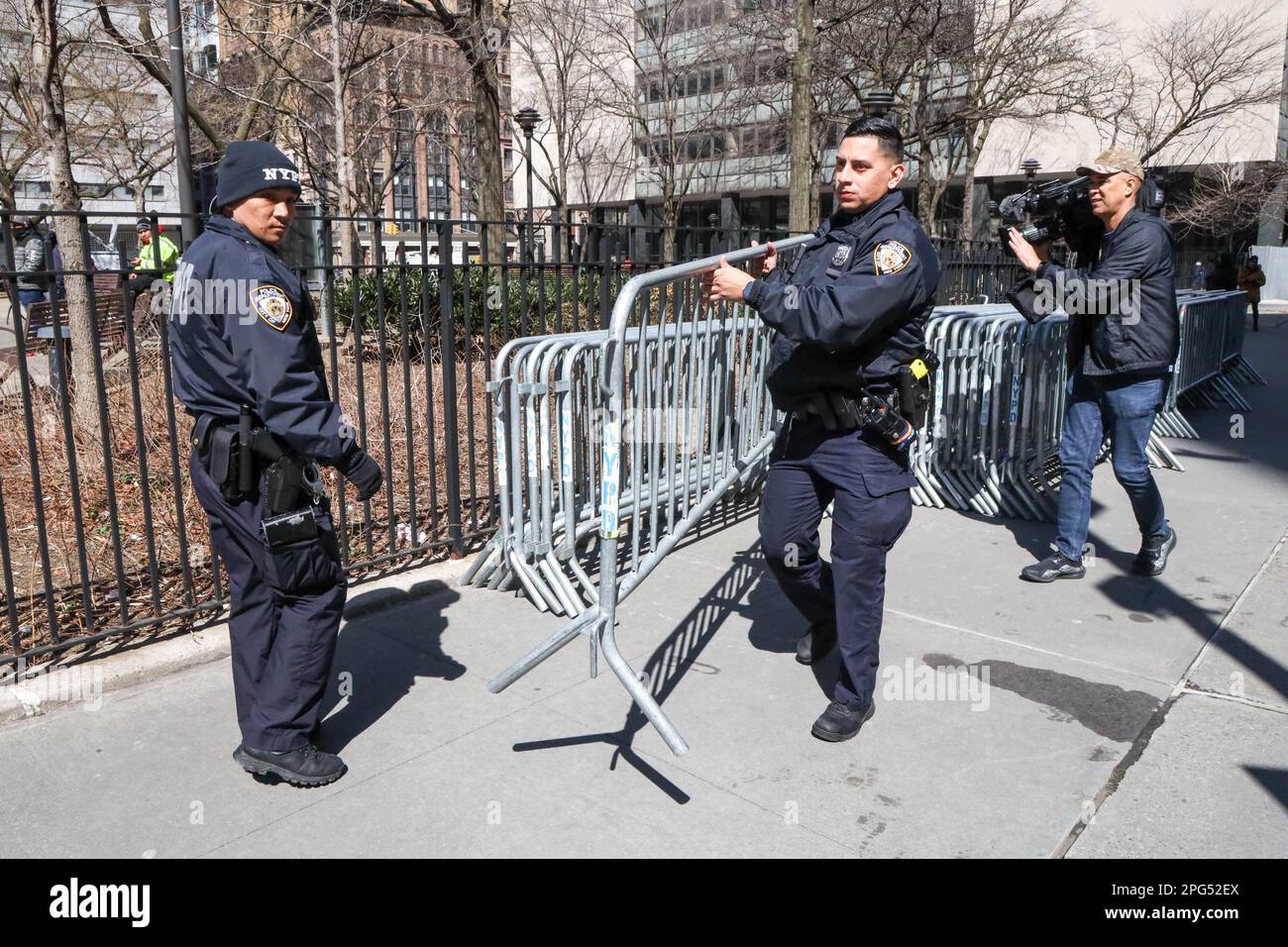 New York, Stati Uniti, 20 marzo 2023. Membri dei media al di fuori dell'ufficio del procuratore distrettuale di New York a New York, USA, lunedì 20 marzo 2023. In un post sulla piattaforma Truth Social Media all'inizio di sabato mattina, l'ex presidente degli Stati Uniti Donald Trump ha detto che si aspetta di essere arrestato martedì come parte dell'indagine degli avvocati del Distretto di Manhattan sui pagamenti di denaro-rush a una star del cinema adulto. Credit: Brazil Photo Press/Alamy Live News Foto Stock