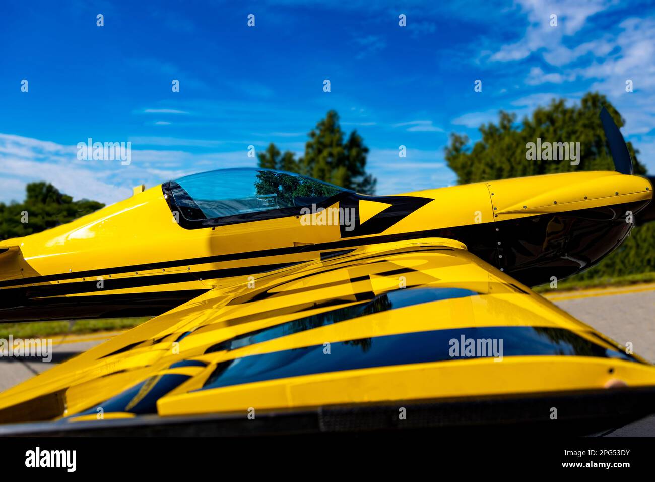 Piccolo aeroplano a posto singolo dipinto di nero e giallo Foto Stock