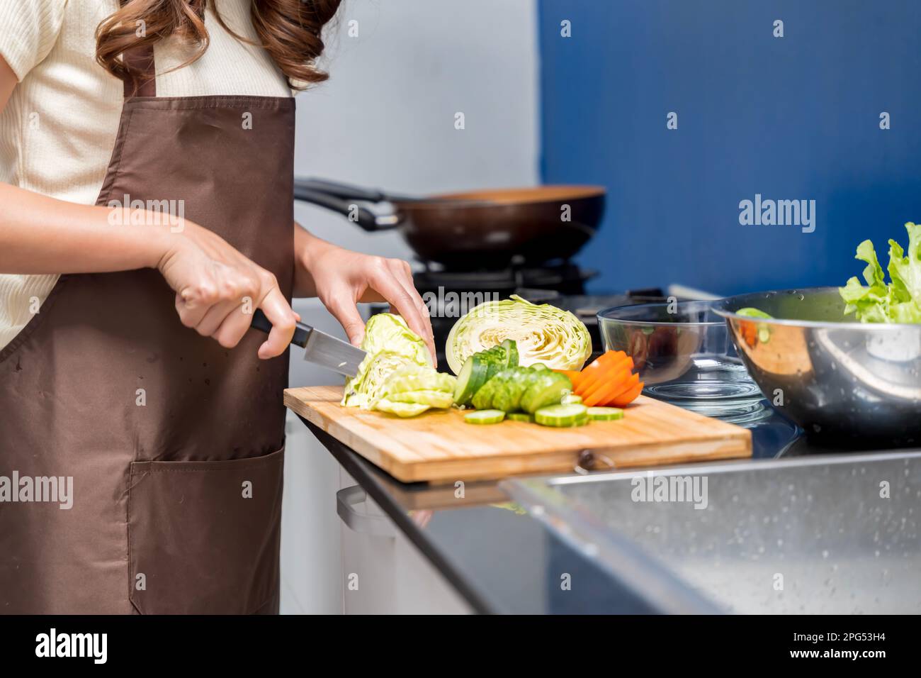 Donna asiatica fare sana insalata di cibo per prendersi cura di salute mangiare cibo che sono benefici per il corpo farlo con pulizia come il lavaggio della mano prima Foto Stock