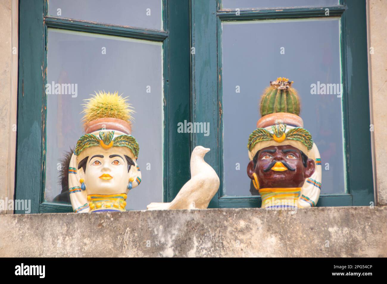 A Taormina, Italia , il 03 - 09 - 2022 - Ceramica tradizionale teste di Moor, Sicilia, Italia, Foto Stock