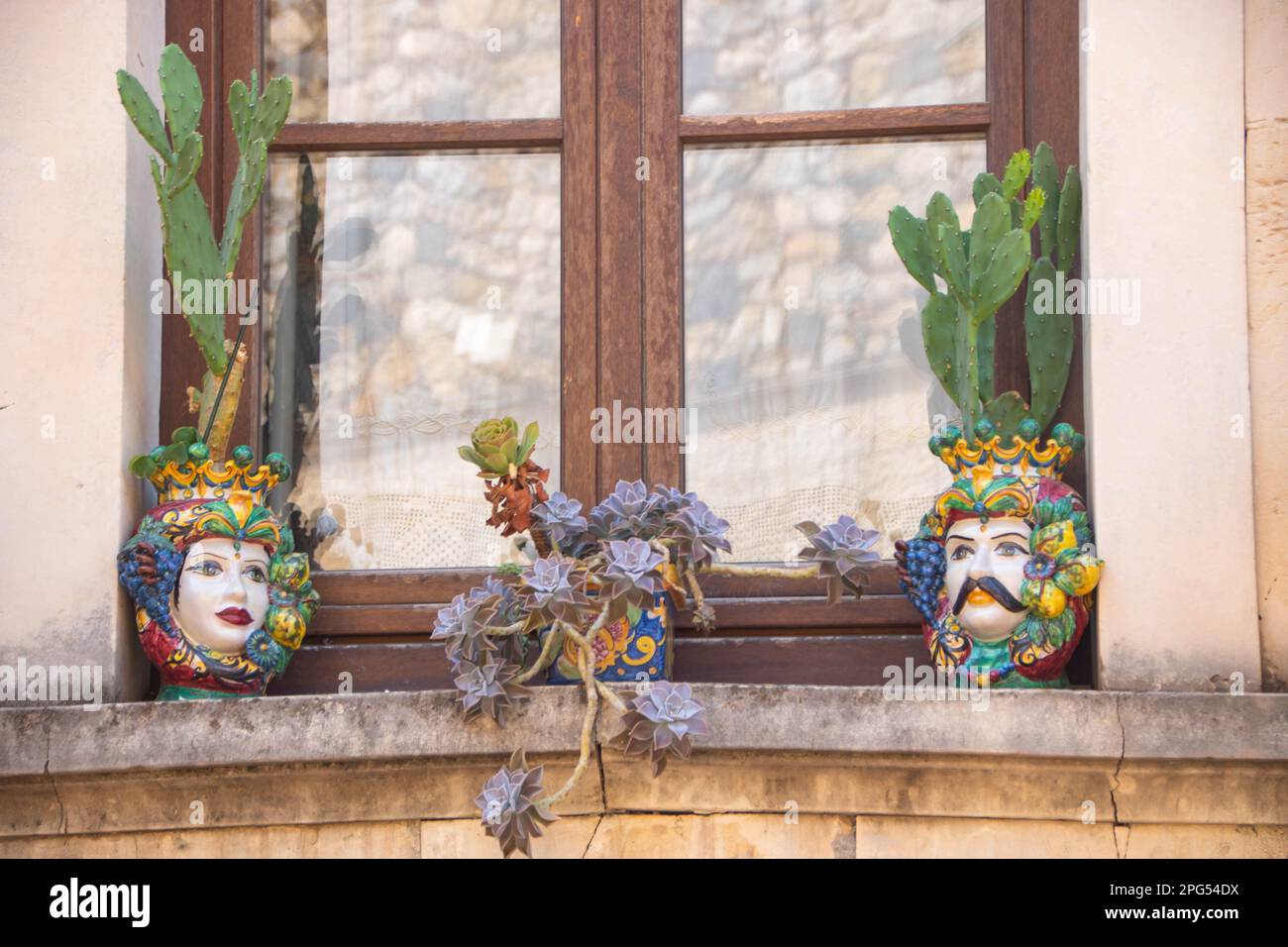 A Taormina, Italia , il 03 - 09 - 2022 - teste di Moro in ceramica tradizionale, Sicilia, Italia Foto Stock