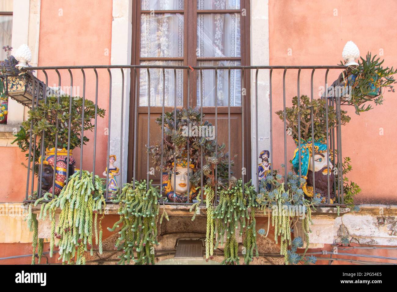 A Taormina, Italia , il 03 - 09 - 2022 - teste di Moro in ceramica tradizionale, Sicilia, Italia Foto Stock