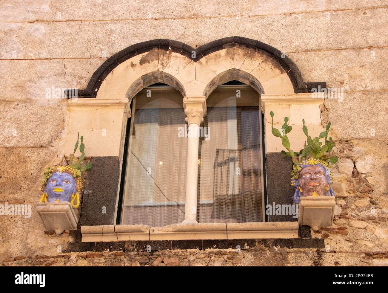 A Taormina, Italia , il 03 - 09 - 2022 - Ceramica tradizionale teste di Moor, Sicilia, Italia, Foto Stock