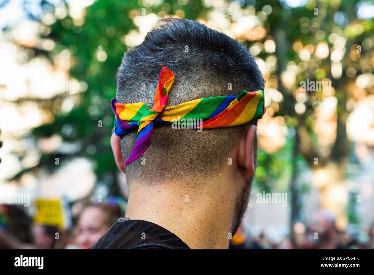 Uomo con foulard LGBT. Festa dell'orgoglio. Lotta per la parità di diritti. Libertà e rispetto Foto Stock