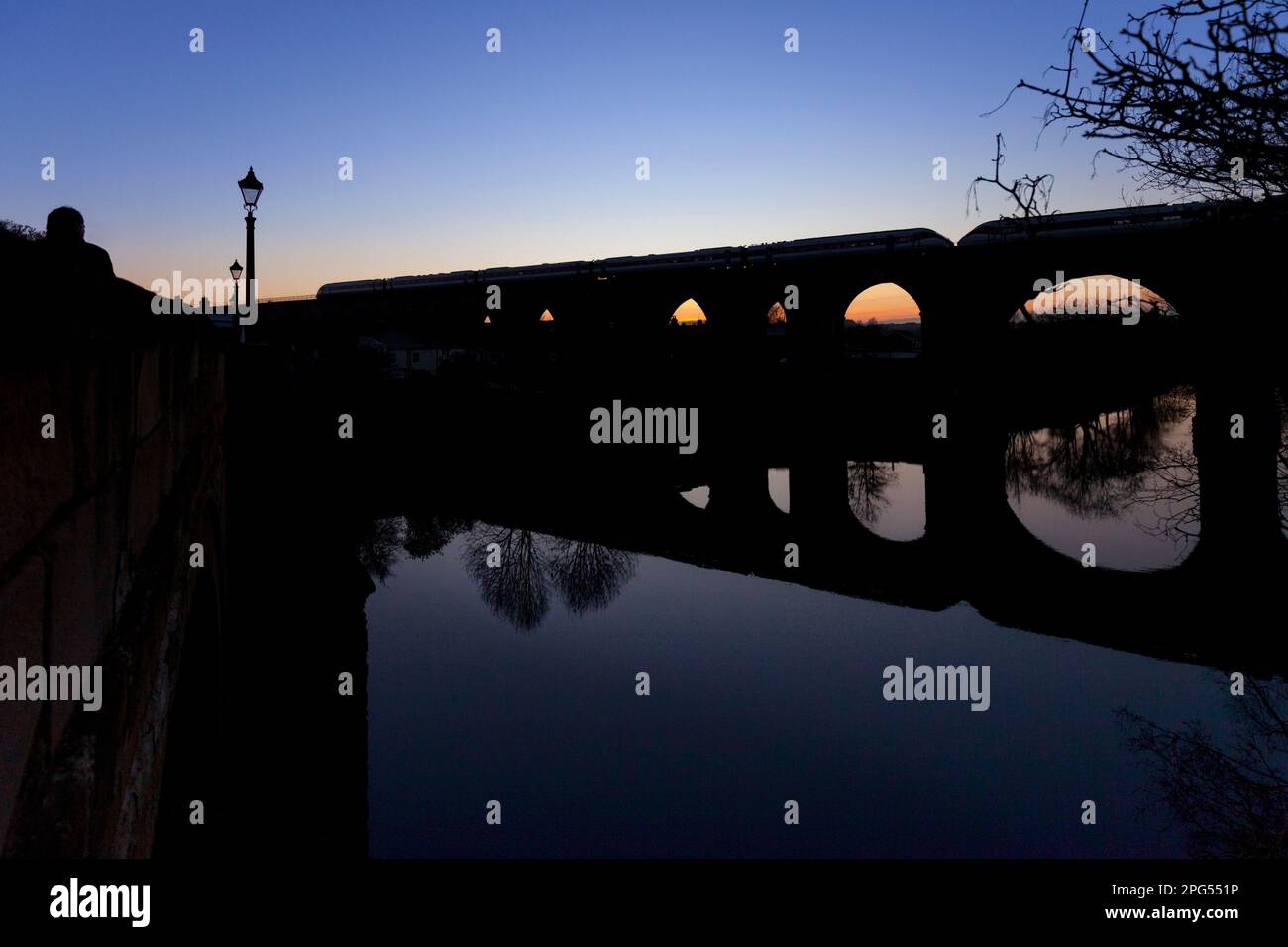 Treno Hitachi Azuma LNER che attraversa il viadotto di Yarm sopra il fiume Tees al tramonto, creando una silhouette Foto Stock