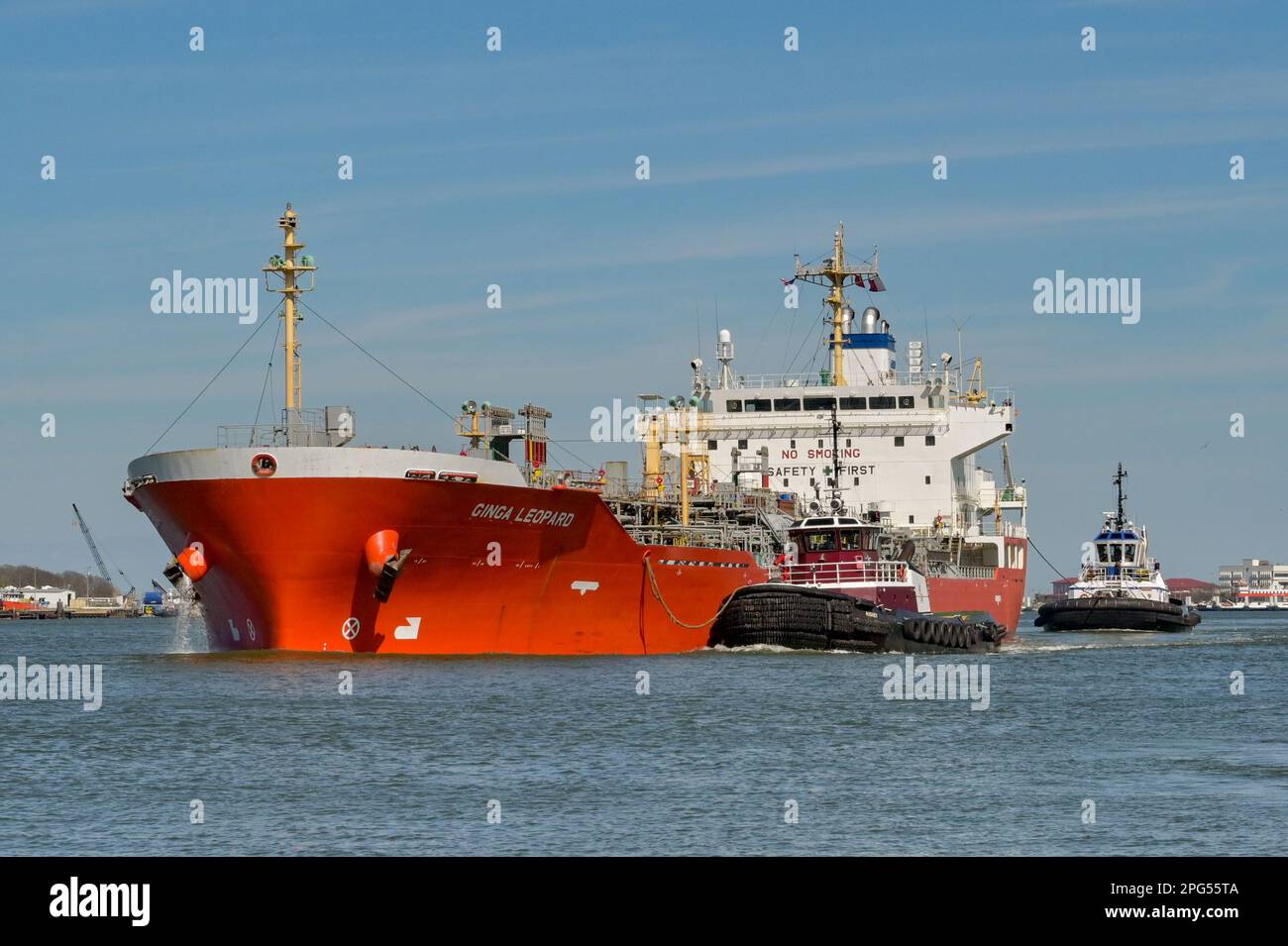 Galveston, Texas, USA - 2023 febbraio: Nave cisterna Ginga Leopard scortata al porto da rimorchiatori Foto Stock
