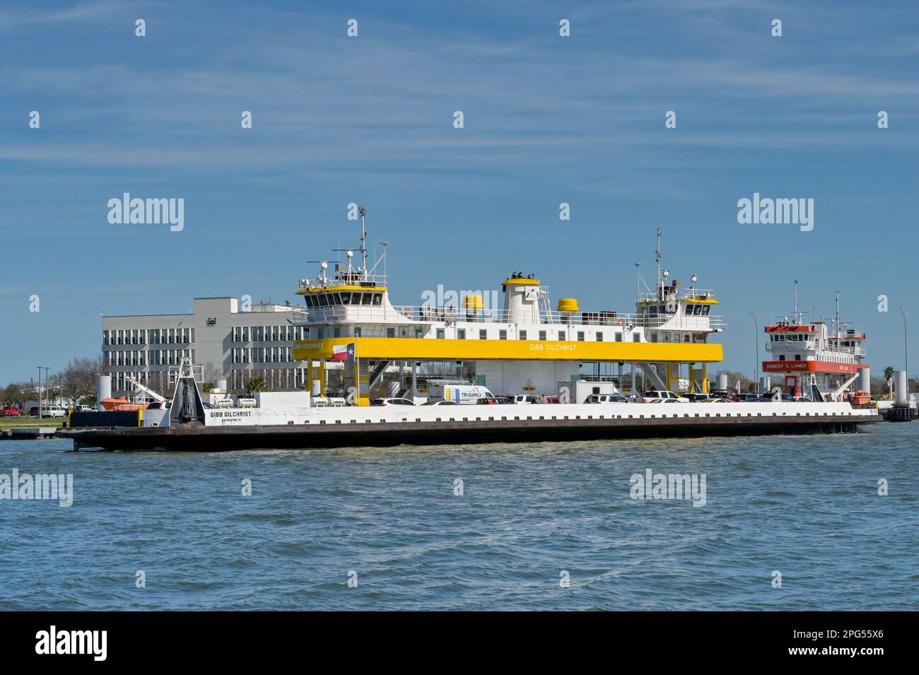 Galveston, Texas, USA - 2023 febbraio: Traghetto auto locale Gibb Gilchrist pieno di veicoli che lasciano il porto della città Foto Stock