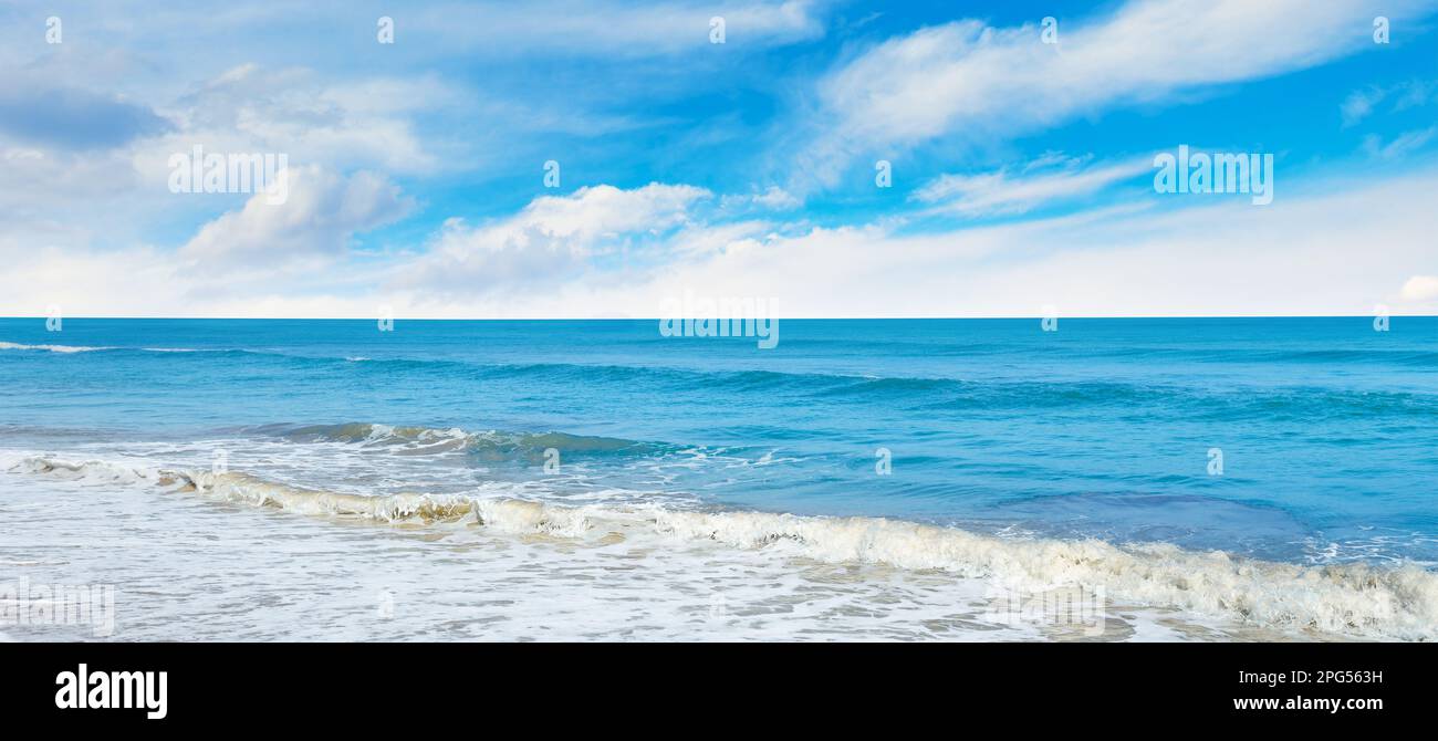 Luminoso e bellissimo oceano con piccole onde e cielo blu. Foto Stock